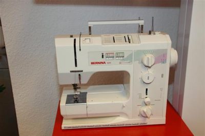 Pre-Owned BERNINA 1011 Sewing Machine
